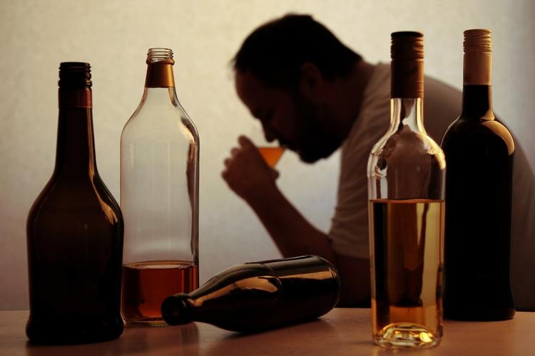 How hypnotherapy can help with alcohol addiction